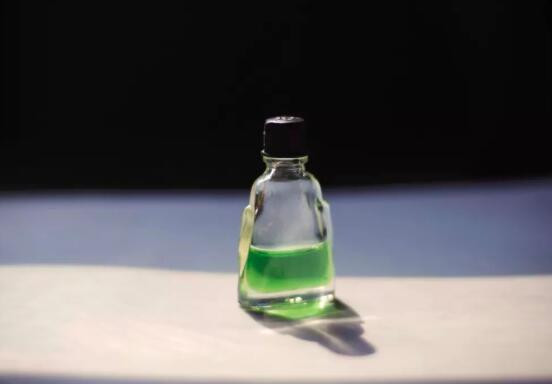 Lưu ý, dầu gió tuy rất tốt nhưng những trường hợp mắc bệnh mãn tính, trẻ em, phụ nữ mang thai khi dùng dầu gió cần có sự tư vấn của các bác sĩ. Đặc biệt, không bôi lên niêm mạc, vùng mắt, vết thương hở. Cũng không nên dùng dầu gió để điều trị viêm mũi, ho và cảm lạnh, vì đây có thể là một tác dụng giả dược.