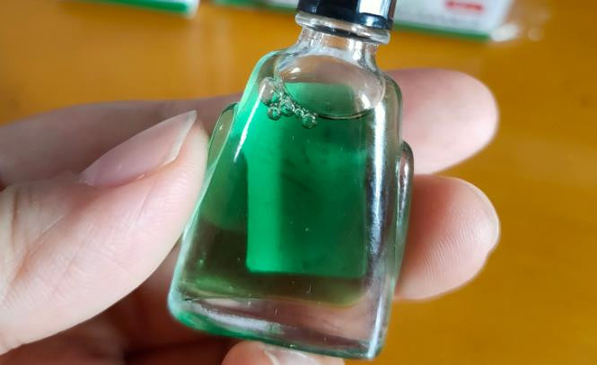 Y học cổ truyền Trung Quốc khuyên nhỏ 1 giọt dầu gió vào rốn mỗi tối để có thể cải thiện hiệu quả sức khỏe đường tiêu hóa, đẩy nhanh quá trình lưu thông máu, làm cho đường tiêu hóa dễ chịu hơn.