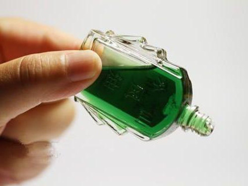 Trong xã hội hiện đại, việc đảm bảo chất lượng giấc ngủ vô cùng quan trọng. Nhỏ một giọt dầu gió vào rốn trước khi ngủ, bạn có thể cải thiện chất lượng giấc ngủ dễ dàng.