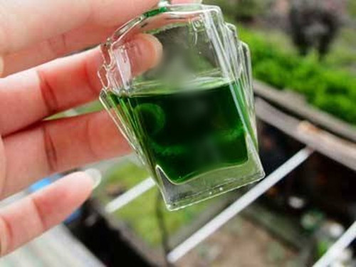 Dầu gió làm ấm cơ thể, phụ nữ nhỏ một giọt dầu gió lên rốn khi ngủ cũng có thể xua tan lạnh giá ở vùng tử cung. Đặc biệt trong kỳ kinh nguyệt, dầu gió sẽ giúp vùng bụng không bị lạnh, đỡ đau hơn.