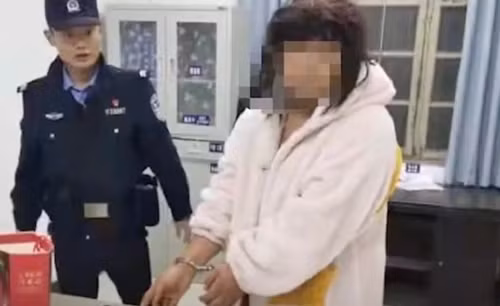 Đội tóc giả đột nhập WC nữ chụp lén, tên biến thái trả giá đắt - Hình 2 Doi toc gia dot nhap WC nu chup len, ten bien thai tra gia dat-Hinh-2