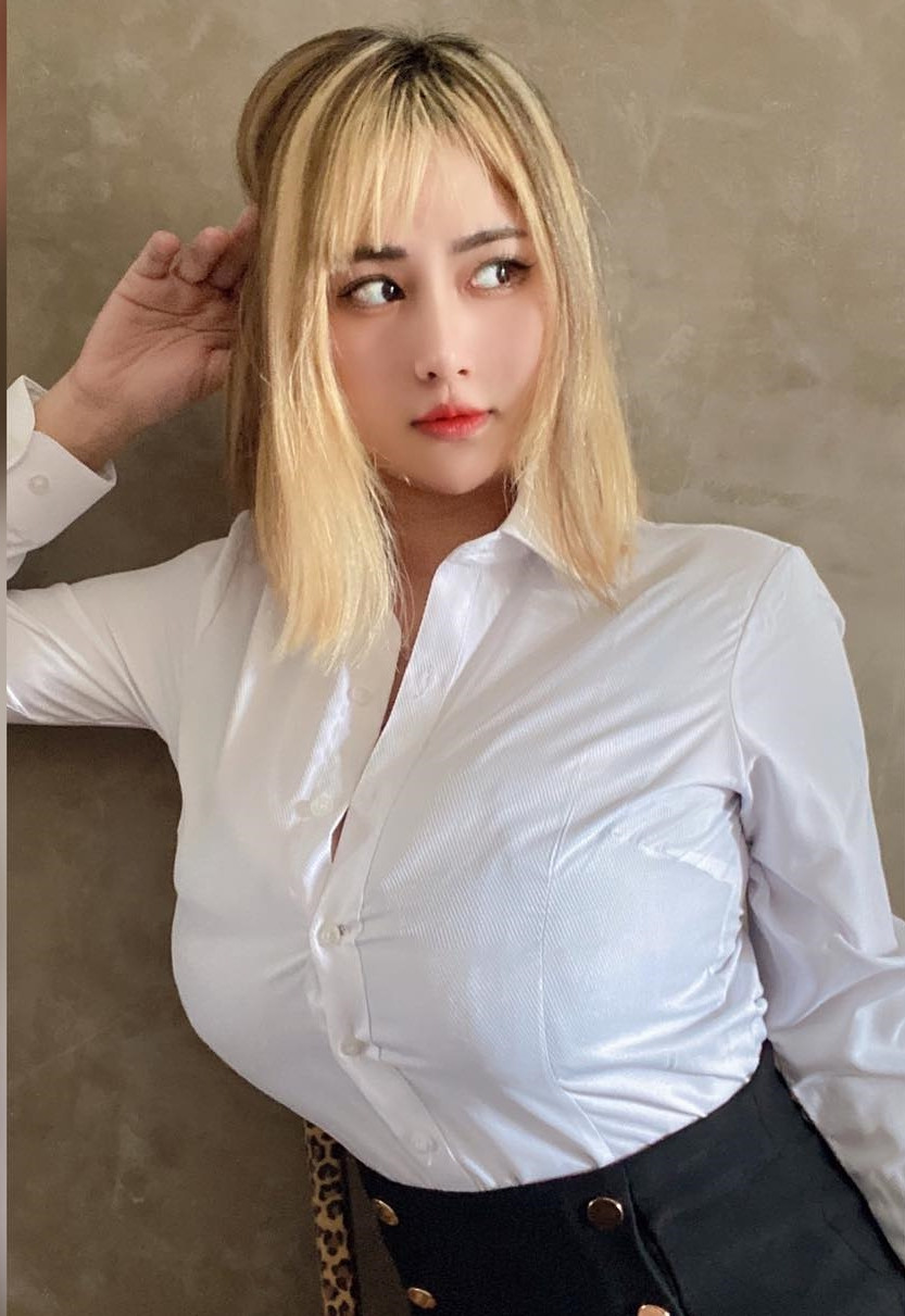 Thế nhưng, độ nổi tiếng của Hồng Dung không mấy giảm sút vì cô nàng thường giao lưu với người hâm mộ qua những tài khoản mạng xã hội.