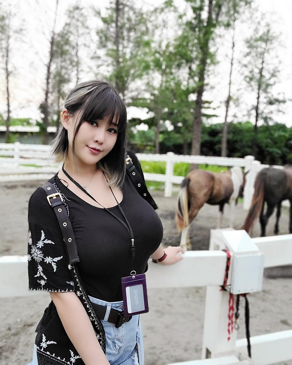 Thi thoảng, cô nàng cũng đổi phong cách từ nữ tính, bánh bèo sang cá tính, lôi cuốn.