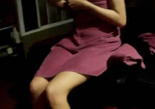 Doi an ai qua lau, nam sinh bi gai lang choi bao canh sat