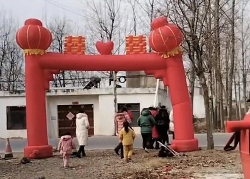 Dang lam dam cuoi thi co dau vo oi, khach moi choang vang