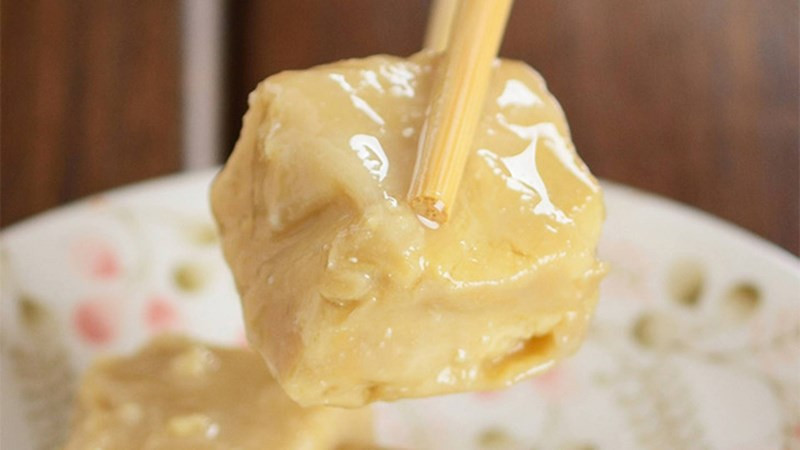 Thế nhưng cả tuần sau đó, tình trạng đau rát cổ họng vẫn tiếp diễn, không có dấu hiệu thuyên giảm. Khi soi gương vào buổi sáng, Hiểu Minh rất ngạc nhiên khi thấy một bên cổ của mình có những nốt phồng lên rõ ràng.