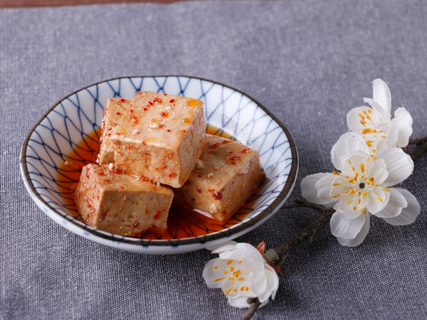 Cô gái trẻ Hiểu Minh, 26 tuổi, ở Hắc Long Giang, Trung Quốc, sau khi tốt nghiệp đại học đã nhận chức nhân viên kinh doanh. Dù thường xuyên phải làm thêm giờ, thức khuya hoàn thành định mức nhưng may mắn thay, mức lương khá ổn định và Hiểu Minh cũng cảm thấy mọi thứ đều xứng đáng.