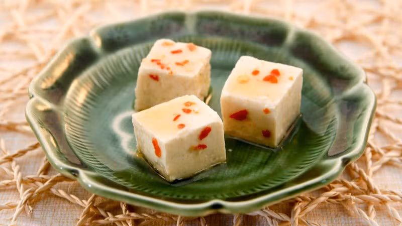 Ngay sau đó, Hiểu Minh để ý, cô luôn trong tình trạng mệt mỏi và chán ăn. Nhận thức được sự bất thường của bản thân, Hiểu Minh đến bệnh viện khám và được chẩn đoán mắc bệnh ung thư tuyến giáp.