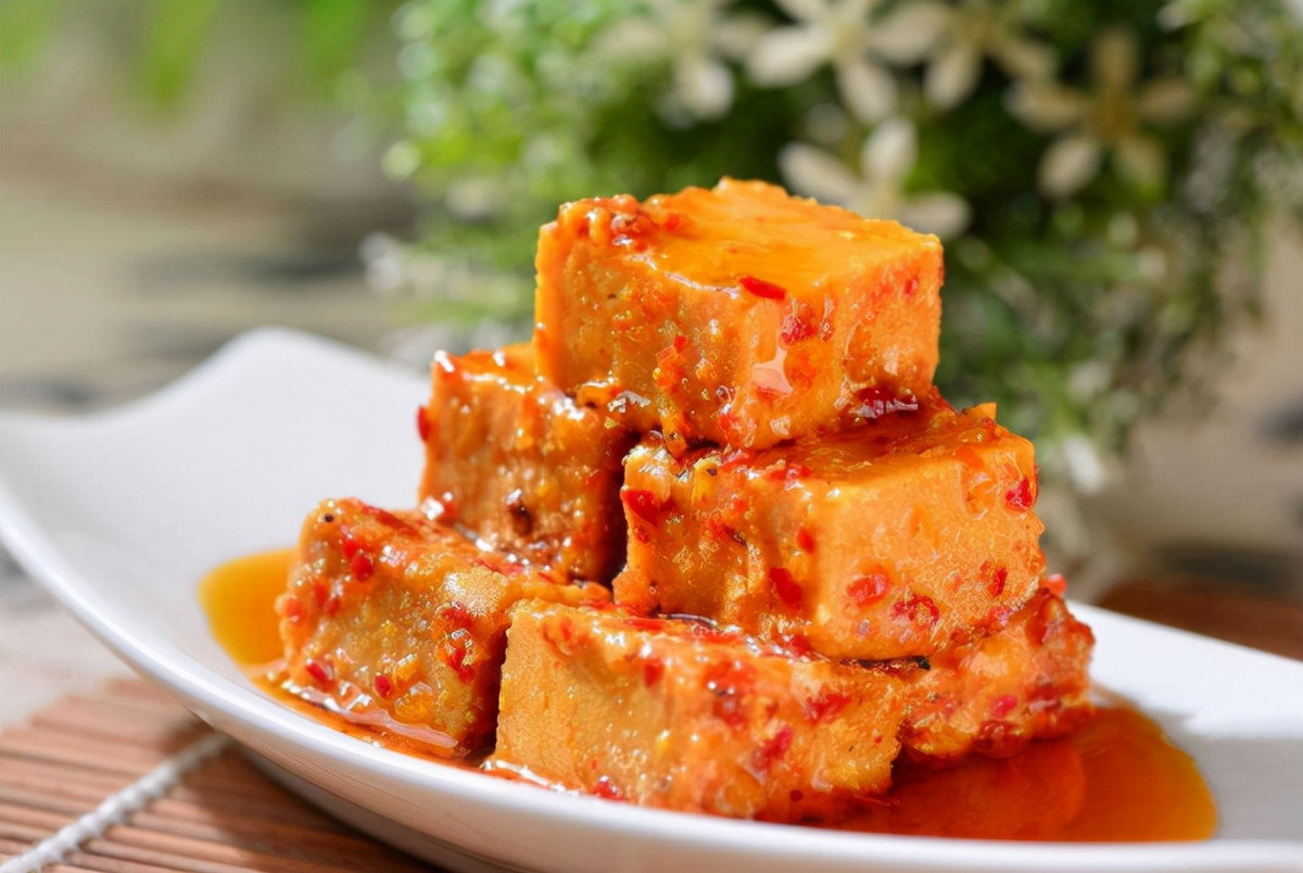 Bác sĩ cũng chỉ ra rằng, chao tự làm và chao mua sẵn khác nhau. Chao mua sẵn thường được chỉ định lượng muối đạt tiêu chuẩn nhưng chao tự làm tùy khẩu vị mỗi người. Song, sự thực thì chao nào cũng rất mặn, rất nhiều muối, tạo ra nhiều nitrit.