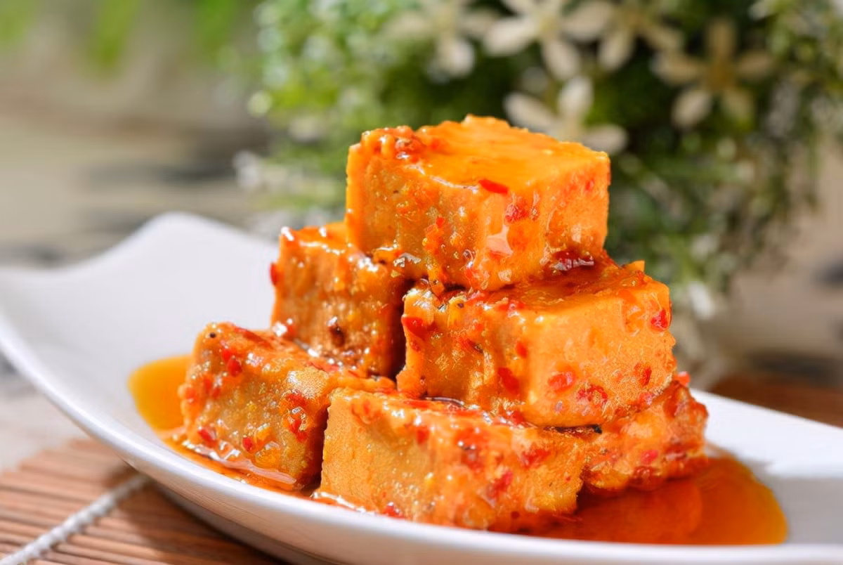 Bác sĩ cũng chỉ ra rằng, chao tự làm và chao mua sẵn khác nhau. Chao mua sẵn thường được chỉ định lượng muối đạt tiêu chuẩn nhưng chao tự làm tùy khẩu vị mỗi người. Song, sự thực thì chao nào cũng rất mặn, rất nhiều muối, tạo ra nhiều nitrit.