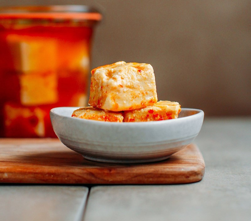 Vài tháng trước, Hiểu Minh cảm thấy cổ họng của mình không bình thường, ngay cả việc nuốt thức ăn cũng trở nên khó khăn. Lúc đầu, cô không để tâm, nghĩ là do thời tiết khô hanh dẫn đến viêm nên tự ra hiệu thuốc mua kháng sinh chống viêm.