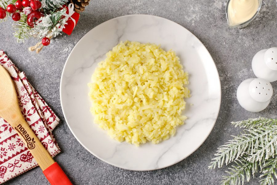 Bước 1: Chuẩn bị và sơ chế tất cả các nguyên liệu. Luộc khoai tây, cà rốt và trứng trước rồi để nguội. Chúng ta sẽ bày salad thành từng lớp nên cần đĩa phẳng lớn.