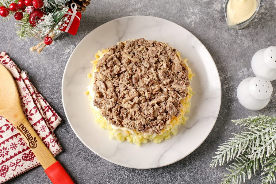 Bước 5: Bỏ cá ra khỏi hộp, dùng nĩa tán nhuyễn và xếp lớp thứ tư.