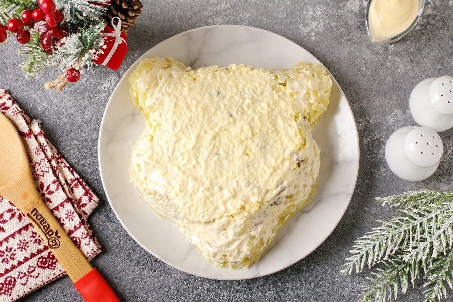 Bước 7: Trộn đều phần còn lại của khoai tây, pho mát cùng với một ít sốt mayonnaise và phết lên hai bên, tạo thành tai và khuôn mặt của con hổ.