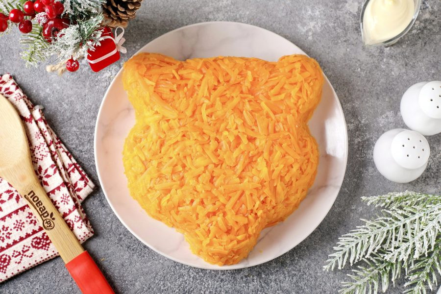 Bước 8: Bào cà rốt rồi phủ kín hoàn toàn lên bề mặt của món ăn.