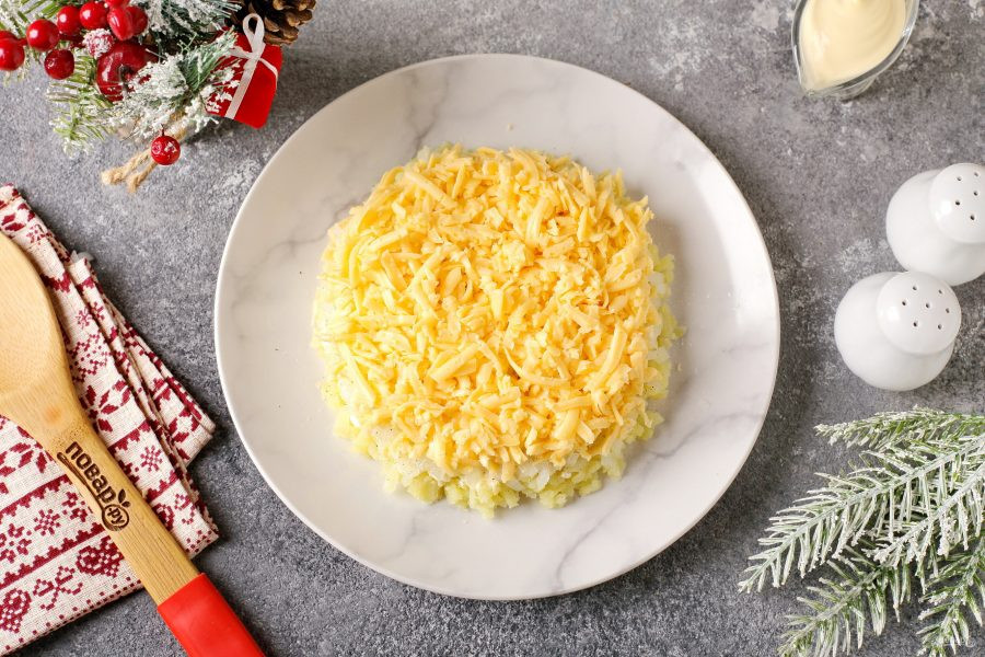 Bước 4: Lớp thứ ba là pho mát bào.