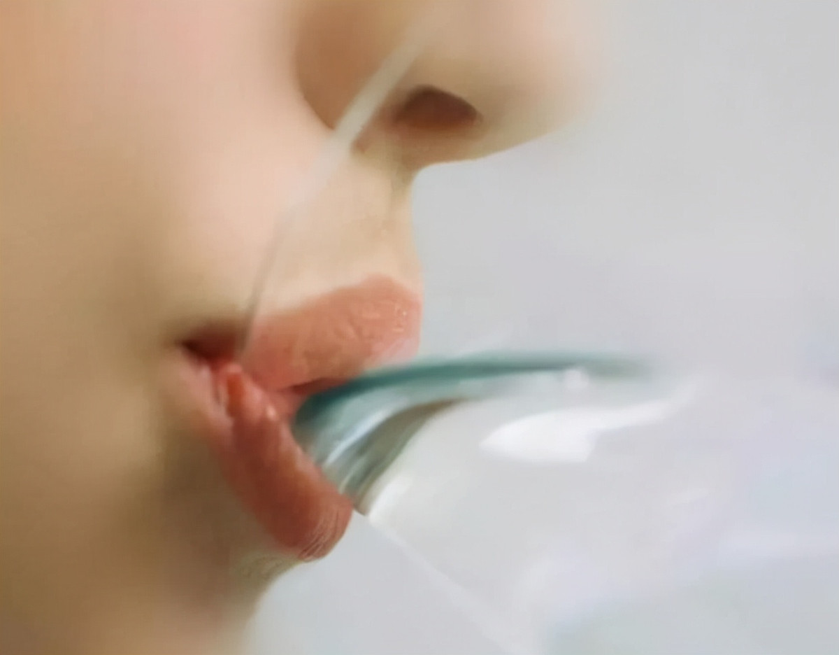 Tuy nhiên, mọi người phải lưu ý rằng nếu mắc các bệnh lý răng miệng như vôi răng, sâu răng, viêm lợi, viêm nha chu... thì trong khoang miệng có thể chứa một lượng lớn vi khuẩn gây bệnh.