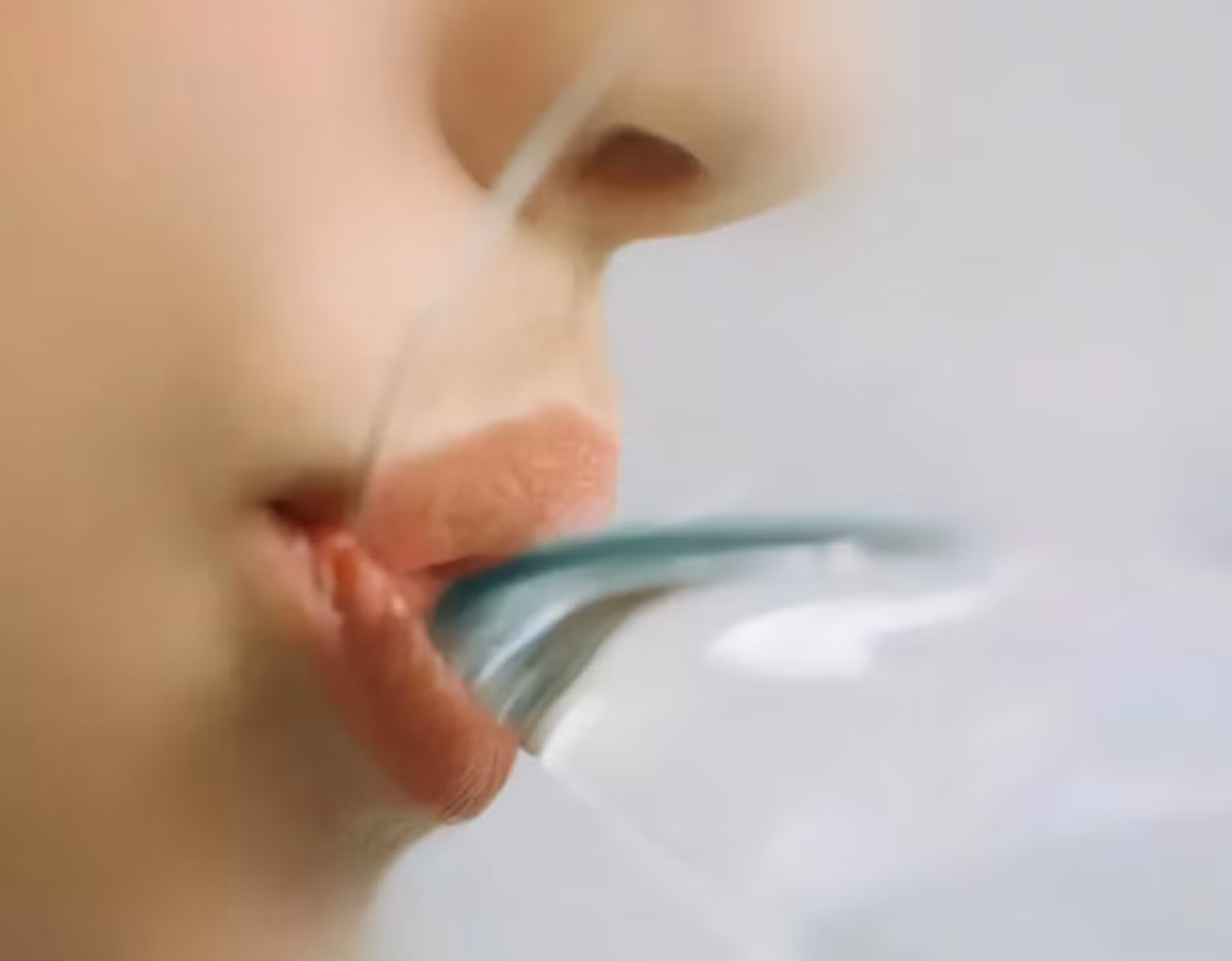 Tuy nhiên, mọi người phải lưu ý rằng nếu mắc các bệnh lý răng miệng như vôi răng, sâu răng, viêm lợi, viêm nha chu... thì trong khoang miệng có thể chứa một lượng lớn vi khuẩn gây bệnh.