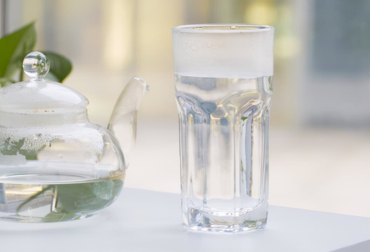 Nhiều người nghĩ rằng nếu không đánh răng rửa mặt sau khi ngủ dậy sẽ có rất nhiều vi khuẩn trong miệng và bị hôi miệng, nếu uống nước khi chưa đánh răng thì sẽ nuốt vi khuẩn trong miệng vào ruột và dạ dày.