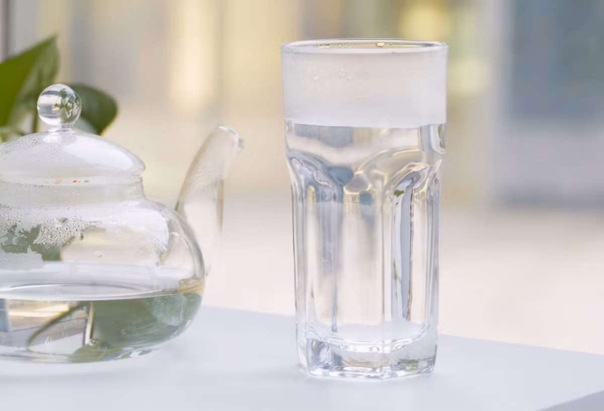 Nhiều người nghĩ rằng nếu không đánh răng rửa mặt sau khi ngủ dậy sẽ có rất nhiều vi khuẩn trong miệng và bị hôi miệng, nếu uống nước khi chưa đánh răng thì sẽ nuốt vi khuẩn trong miệng vào ruột và dạ dày.