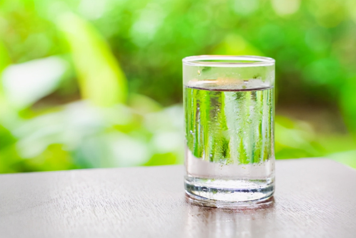 Trên thực tế, cách nghĩ này chưa đúng. Trong miệng con người có một số vi khuẩn, nhưng hầu hết chúng đều là vi khuẩn có lợi, giúp hình thành môi trường cân bằng trong cơ thể con người, thông thường không ảnh hưởng gì đến cơ thể. Hơn nữa, dù sao trong ruột và dạ dày cũng có dịch vị, vi khuẩn có hại sẽ bị dịch vị đào thải ra ngoài.