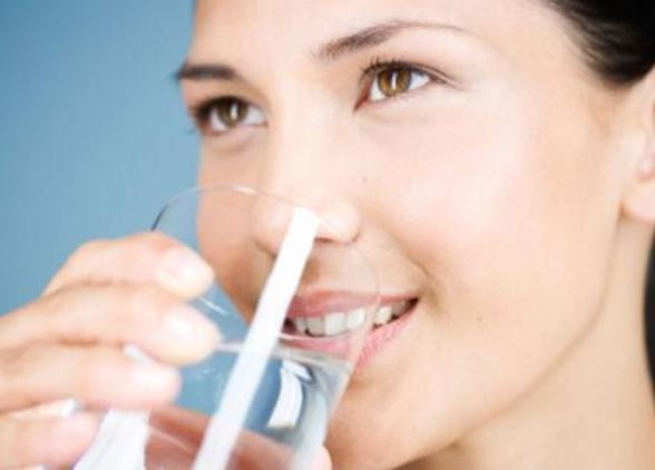 Tóm lại, lập luận rằng uống một cốc nước ấm sau khi thức dậy vào buổi sáng mà không đánh răng tương đương với uống vi khuẩn là quá phóng đại. Về việc nên đánh răng hay uống nước trước tiên sau khi thức dậy vào buổi sáng, bạn có thể lựa chọn theo thói quen của riêng bạn, nhưng nếu bạn bị viêm miệng, khuyên bạn nên đánh răng trước.