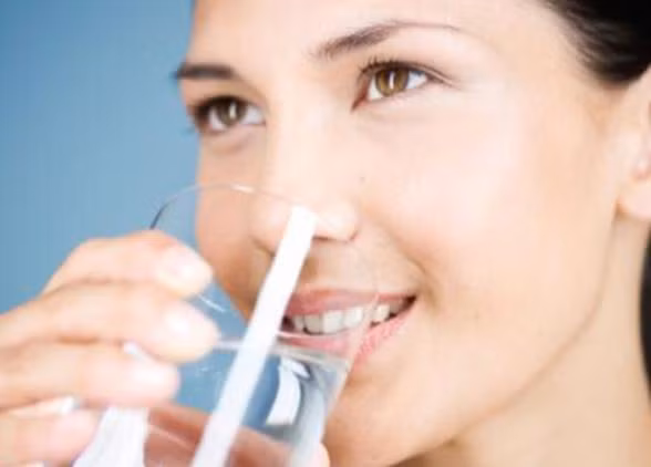 Tóm lại, lập luận rằng uống một cốc nước ấm sau khi thức dậy vào buổi sáng mà không đánh răng tương đương với uống vi khuẩn là quá phóng đại. Về việc nên đánh răng hay uống nước trước tiên sau khi thức dậy vào buổi sáng, bạn có thể lựa chọn theo thói quen của riêng bạn, nhưng nếu bạn bị viêm miệng, khuyên bạn nên đánh răng trước.