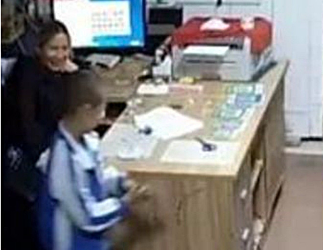 Bi me mang vi lam bai au, be trai doi...xet nghiem huyet thong