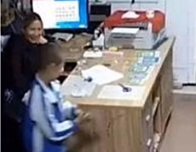 Bi me mang vi lam bai au, be trai doi...xet nghiem huyet thong