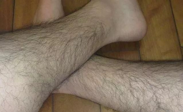 1. Chân nhiều lông: Muốn biết mình sống thọ hay không, hãy quan sát lông chân của mình. Cụ thể là hãy đánh giá qua độ dài và mật độ của lông chân. Thông thường nam giới nhiều lông chân hơn nữ giới.