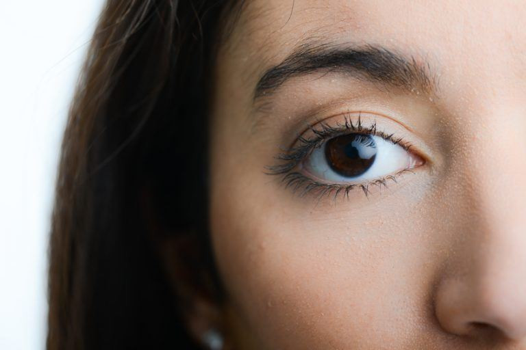 3. Lông mày dày dặn, mượt: Nếu quan sát kỹ, bạn sẽ thấy rằng những người càng cao tuổi sống khoẻ thường có nhiều lông mày và lông mày dài hơn những người ốm yếu. Trong y học cổ truyền, lông mày và tạng thận của chúng ta có quan hệ mật thiết với nhau.