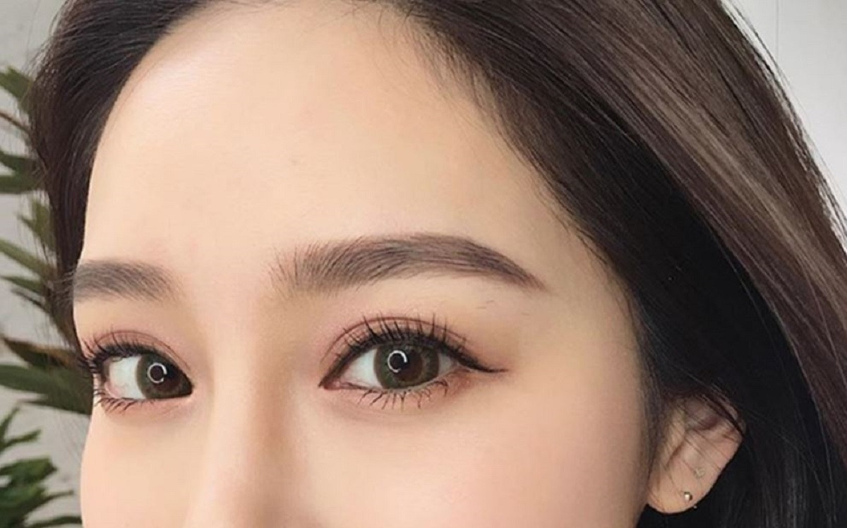 Nếu một người sở hữu một đôi lông mày rậm có nghĩa là tạng thận của người đó rất khỏe mạnh. Nói chung những người sống lâu có một đôi lông mày rậm, còn những người có lông mày thưa thường hay ốm yếu.