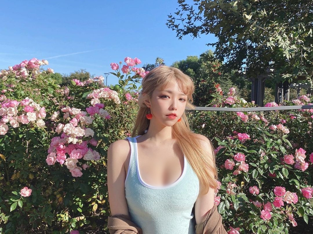 Dù mùa đông, thời tiết hanh khô, lạnh lẽo, Mia vẫn trung thành với phong cách thời trang thiếu vải.