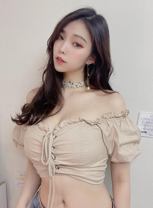 Bên cạnh đó, Mia cũng là một streamer có tiếng, một designer yêu thích những thứ xinh đẹp.