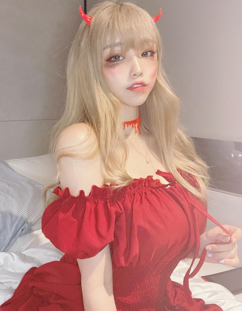 Các đây không lâu, khi Mia hoá thân thành nàng yêu tinh nóng bỏng, cô nàng đã nhận được vô số lời khen ngợi bởi quá xinh đẹp, mị hoặc trong chiếc váy đỏ cực tôn da, tôn dáng.