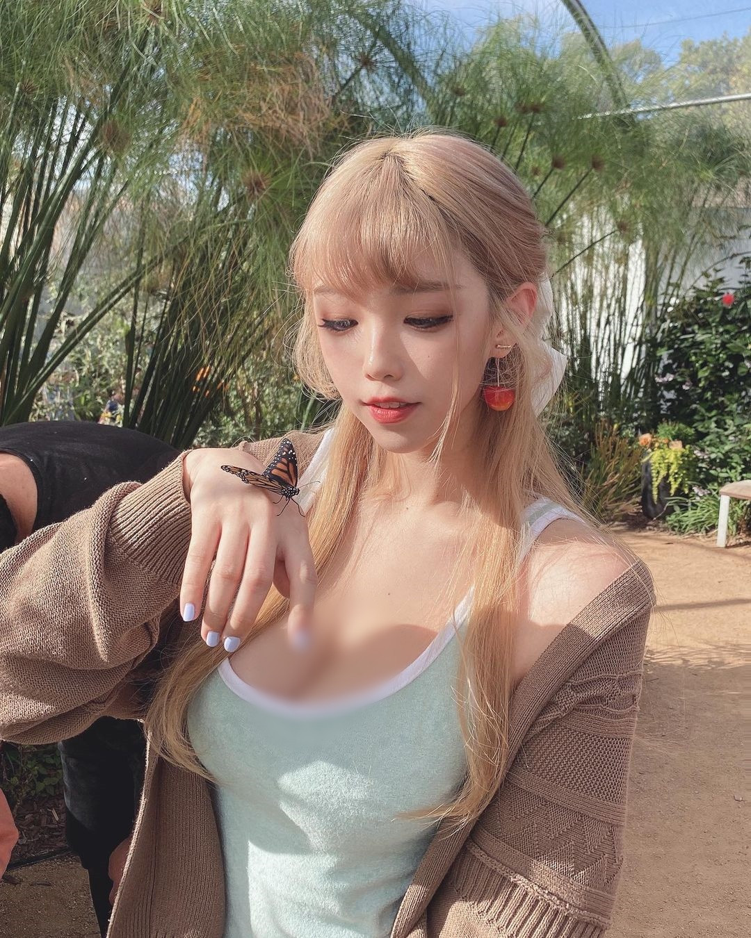 Nhiều người nhận xét Mia có nhan sắc và dáng vóc đỉnh cao, trông cô nàng không hề thua kém các nữ thần tượng Hàn Quốc.