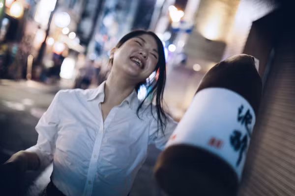 Mới đây, lương y Hồng Vỹ Kiệt, người Trung Quốc, đã lên tiếng cảnh báo, đỏ mặt khi uống rượu đồng nghĩa với việc chuyển hóa rượu kém và xác suất mắc 2 loại bệnh ung thư + tim mạch của những người này cao hơn người bình thường.