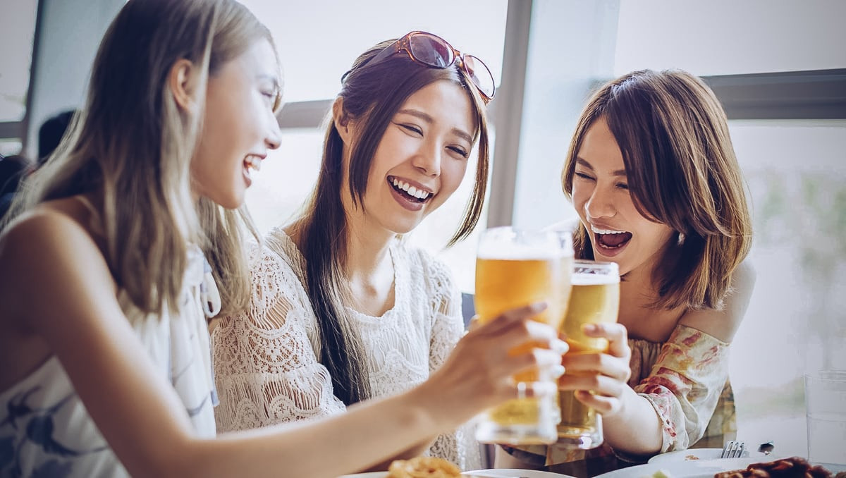 Bác sĩ Hồng sau đó giải thích rằng, hiện tượng đỏ mặt sau khi uống rượu thực sự là một dấu hiệu cho thấy cơ thể chuyển hóa rượu kém. Nó cũng là dấu hiệu cảnh báo về sức khoẻ.