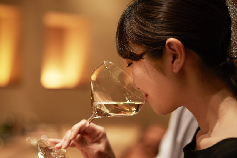 Nữ bác sĩ cũng kêu gọi mọi người, ngừng chúc rượu, ép rượu những người đỏ mặt bừng bừng khi uống rượu. Đỏ mặt chính là dấu hiệu, là cảnh cáo những người đó không được uống rượu.