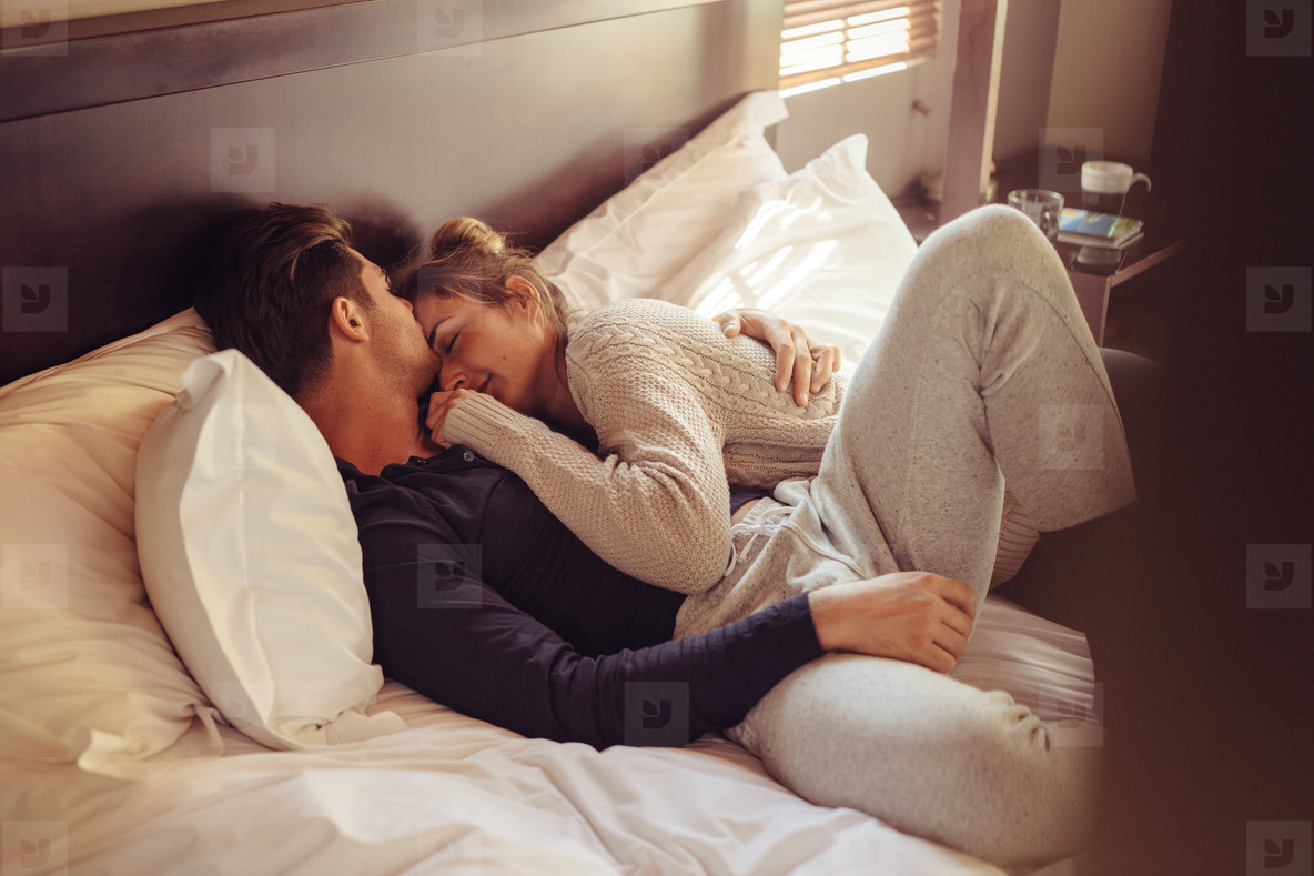 5. Ngay trước khi khám phụ khoa: Đặc biệt lưu ý, nếu đã có lịch hẹn khám phụ khoa thì nên tránh ân ái ít nhất trước 48 tiếng. Chuyện ân ái có thể làm xáo trộn xét nghiệm tế bào máu cũng có khả năng làm thay đổi sự cân bằng pH của âm đạo, khiến kết quả khám không chính xác, ảnh hưởng đến việc điều trị.