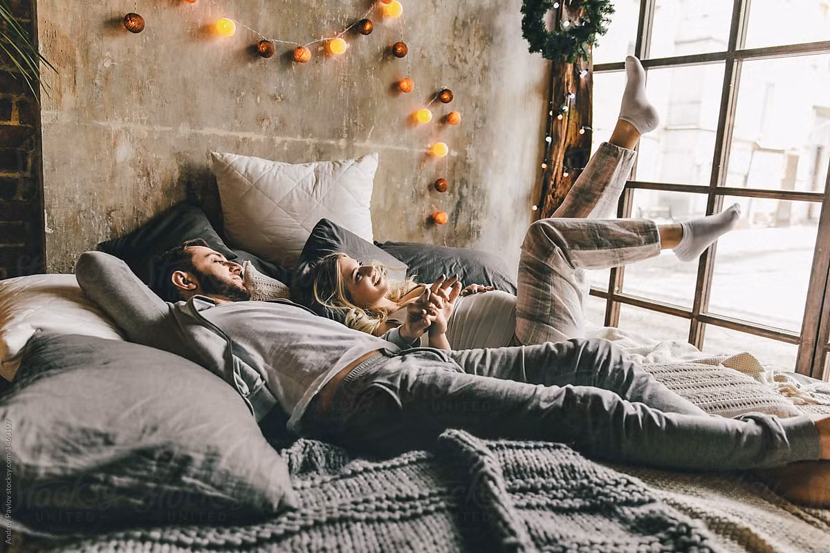 Quan hệ trong thời điểm này dễ làm nữ giới mắc một số bệnh viêm nhiễm vùng kín. Thực tế, ngay khi vừa hết kinh nguyệt, cổ tử cung của nữ giới vẫn đang ở trạng thái mở, do đó vi khuẩn dễ dàng xâm nhập vào khu vực âm đạo, tạo thành khả năng cao mắc các bệnh phụ khoa.