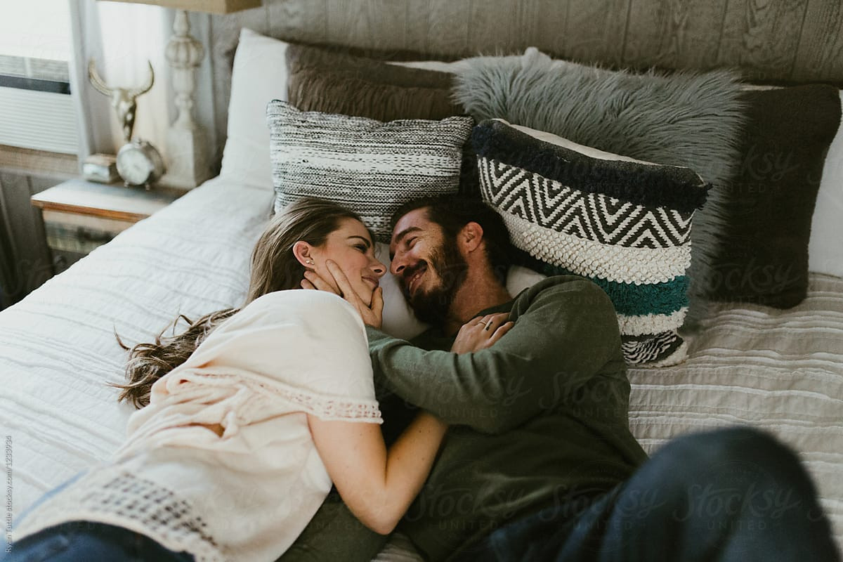 4. Sau khi uống say: Nhiều người cho rằng làm chuyện ấy sau khi uống rượu sẽ hưng phấn, nồng nhiệt và say mê hơn. Thế nhưng, đó chỉ đúng khi bạn uống một lượng rượu ít, vừa đủ.