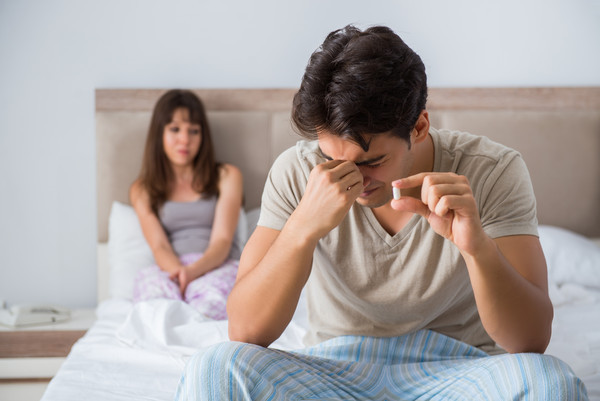 Các triệu chứng viêm huyết khối tắc nghẽn gồm có, thứ nhất có hiện tượng giảm lưu lượng máu ở ngón tay và ngón chân, tạo thành chứng tay chân lạnh. Khi thiếu máu cục bộ nghiêm trọng, da sẽ tái hoặc chuyển xanh.