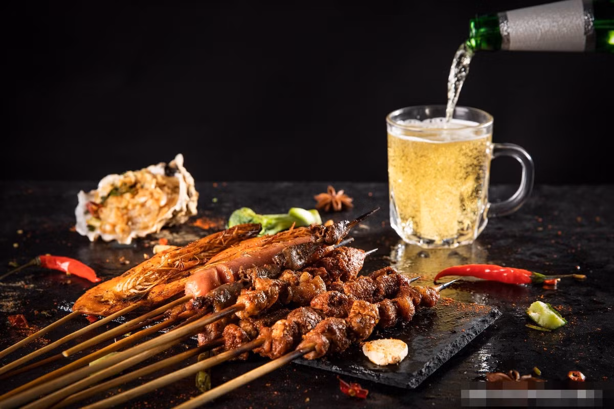 Thứ sáu, người uống lâu sợ nhất là đau đầu chóng mặt. Bởi uống lâu dễ dẫn đến tăng huyết áp, gây bệnh mạch máu não, lâu ngày có khả năng gây cao huyết áp, xuất huyết não hoặc nhồi máu não. Dấu hiệu của bệnh cao huyết áp, bệnh mạch máu não là chóng mặt và đau đầu.