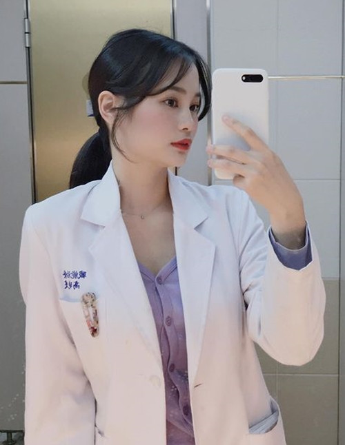 Theo tìm hiểu, nữ bác sĩ gợi cảm có tên tiếng Anh là Jocelyn. Cô nàng sinh năm 1998, năm nay mới chỉ 23 tuổi.