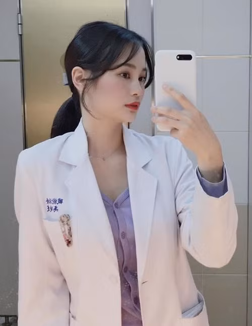 Theo tìm hiểu, nữ bác sĩ gợi cảm có tên tiếng Anh là Jocelyn. Cô nàng sinh năm 1998, năm nay mới chỉ 23 tuổi.