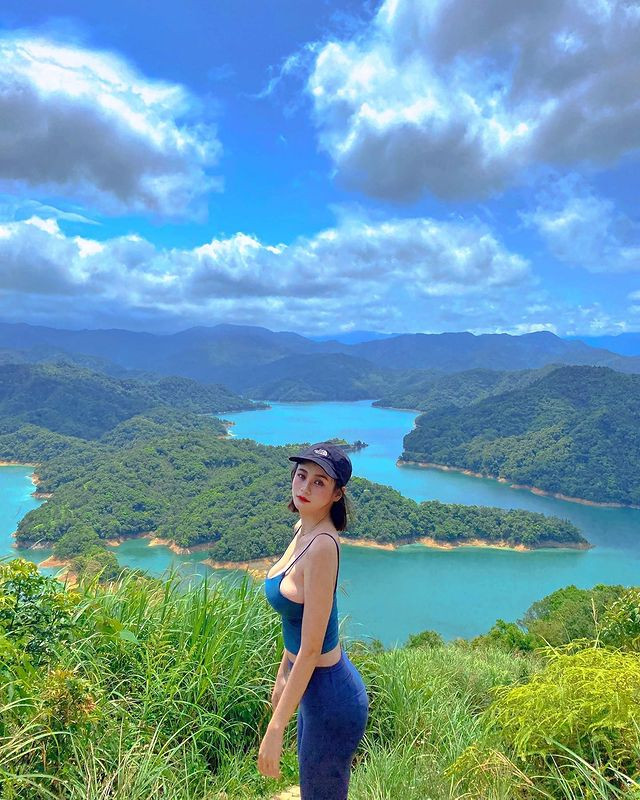 Jocelyn thường xuyên diện đồ bó sát, cắt xẻ, khoe đường cong cơ thể cực kỳ quyến rũ của mình.