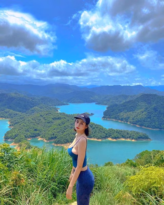 Jocelyn thường xuyên diện đồ bó sát, cắt xẻ, khoe đường cong cơ thể cực kỳ quyến rũ của mình.