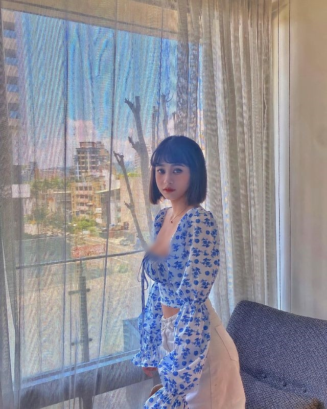 Cô nàng xinh như búp bê trong thiết kế crop-top hoa nổi bật lại khoét ngực sâu, rộng này.