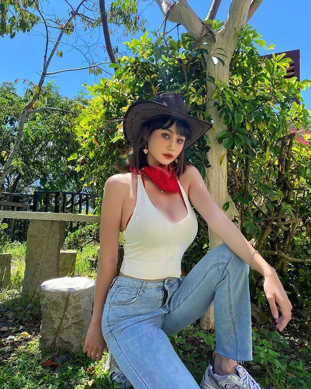 Nhờ khuôn mặt đẹp tinh xảo và thân hình bốc lửa, nóng bỏng, Jocelyn nhận được sự quan tâm, chú ý từ đông đảo cư dân mạng.